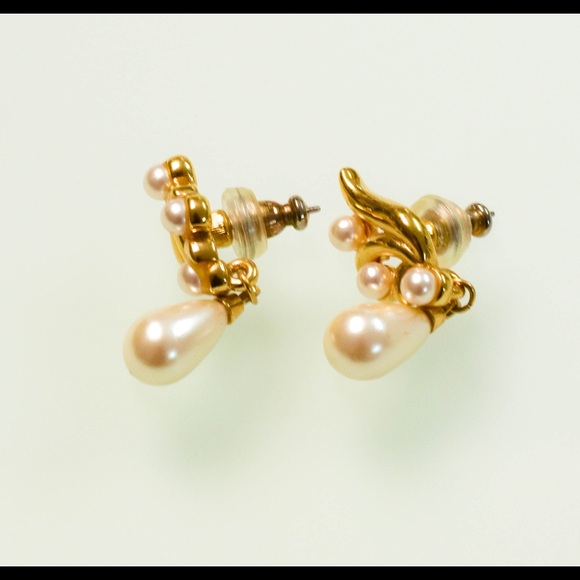 Vintage inspired gold pearl tear drop earrings - Picture 4 of 4